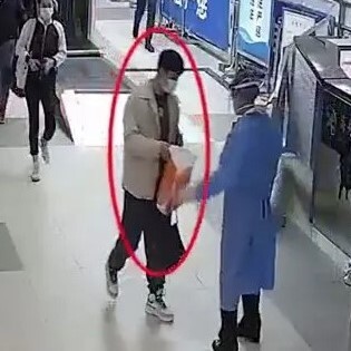 شگرد عجیب مرد چینی برای قاچاق پردازنده گوشی
