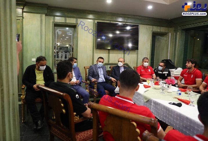 ضیافت شام وزیر ورزش با ملی پوشان فوتبال + تصاویر