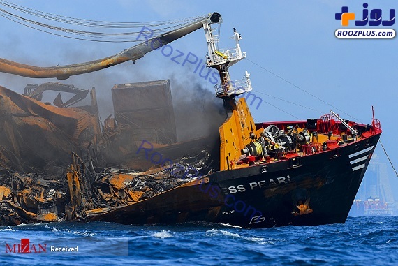 غرق شدن کشتی باری در سریلانکا + عکس