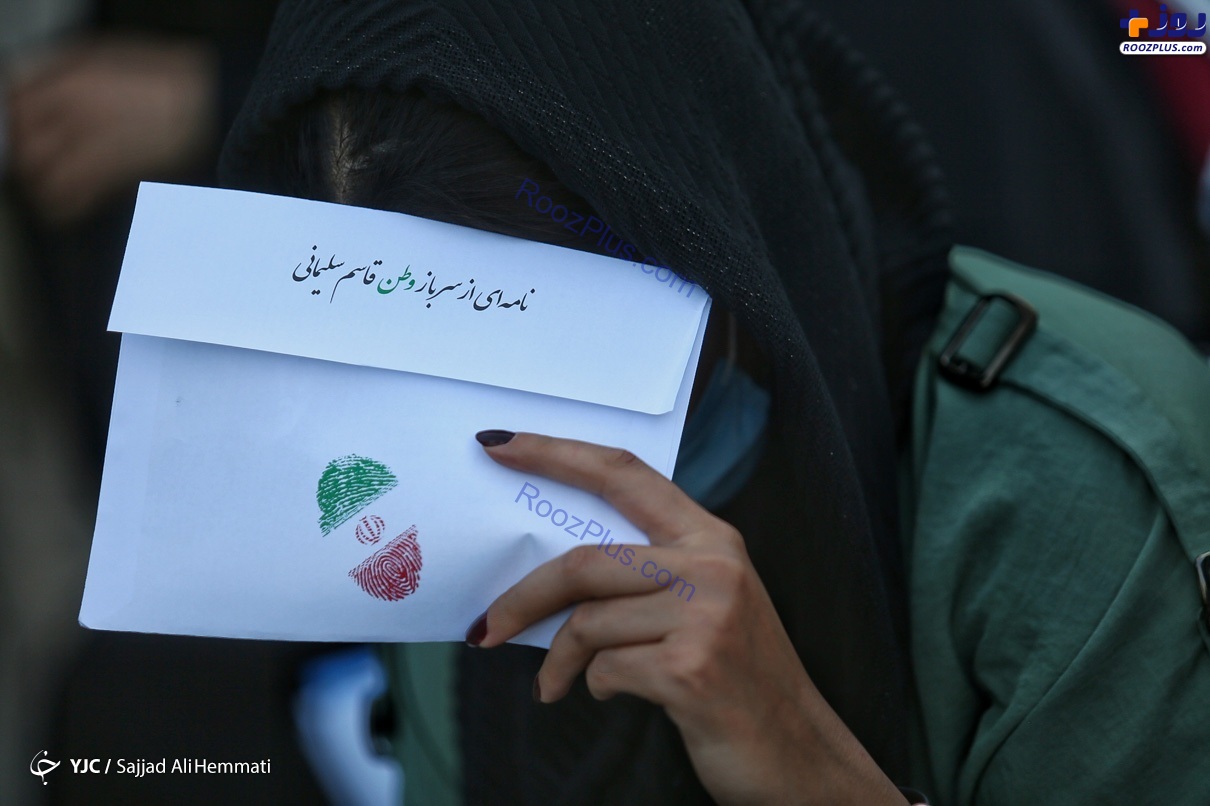 نامه ای خاص در دست یکی از هوادارن رئیسی +عکس
