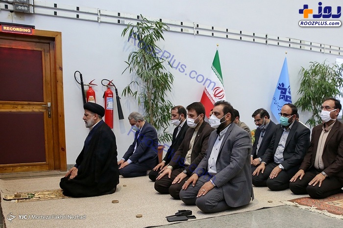 اقامه نماز حجت الاسلام رئیسی در دومین روز حضور در رسانه ملی +عکس