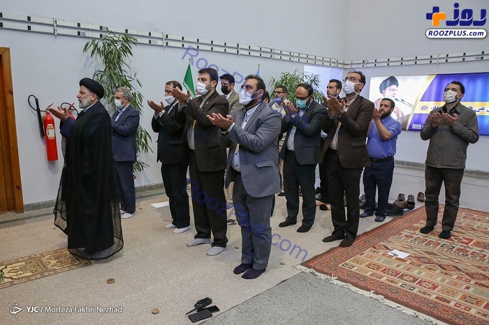 اقامه نماز حجت الاسلام رئیسی در دومین روز حضور در رسانه ملی +عکس