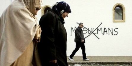فعال حقوق بشر فرانسه: قانون ضد اسلامی اخیر وجهه قانونی به نژادپرستی علیه مسلمانان می‌بخشد