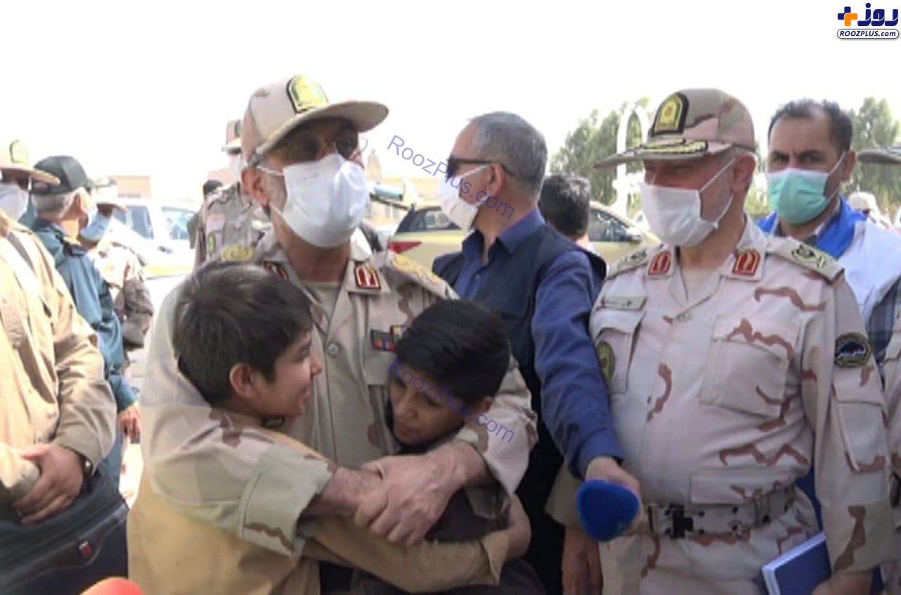 کودکان پناهنده افغانستانی در آغوش جانشین فرمانده نیروی انتظامی +عکس