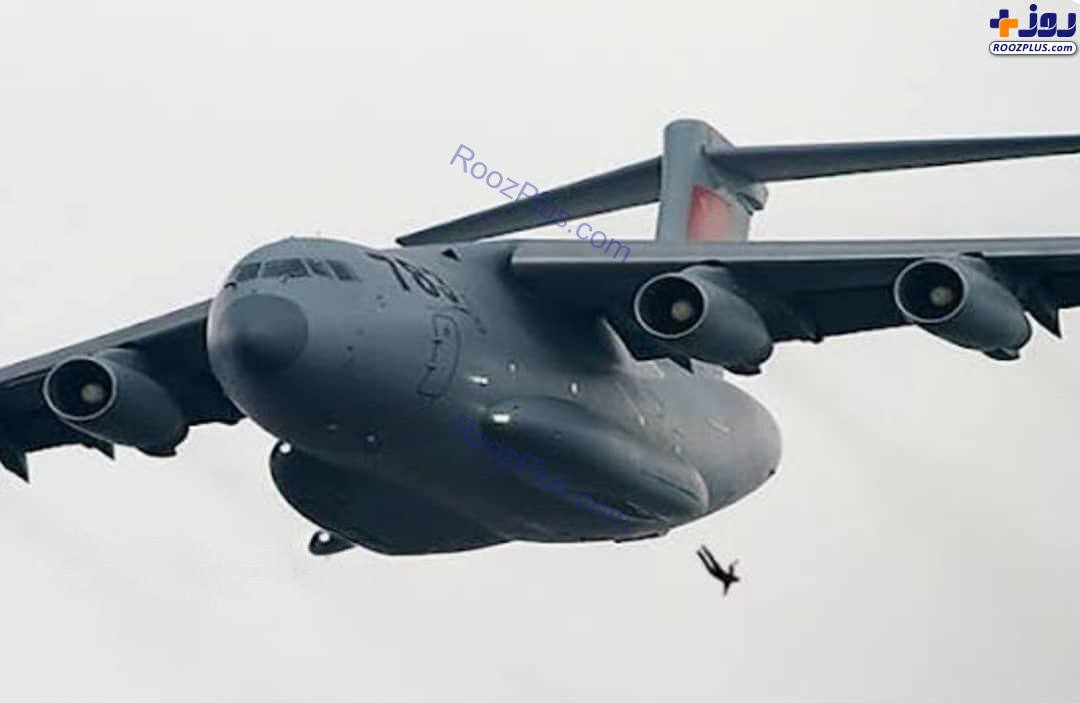 تصویر جدید از لحظه سقوط شهروند افغانستانی از هواپیمای آمریکایی