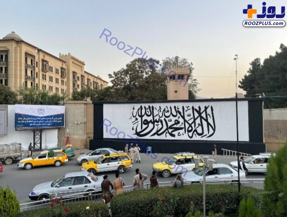 نقش‌بستن پرچم طالبان بر دیوار سفارت آمریکا در کابل