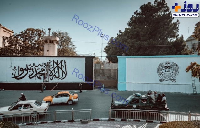 نقش‌بستن پرچم طالبان بر دیوار سفارت آمریکا در کابل