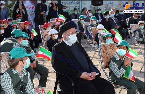 هم نشینی دانش آموزان با رئیس جمهور در صف اول +تصاویر