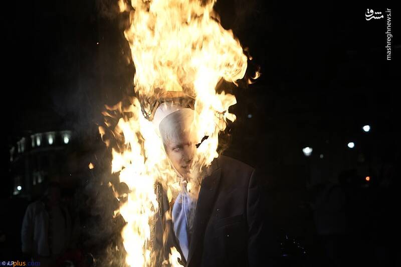 آدمک بوریس جانسون در لندن به آتش کشیده شد/عکس