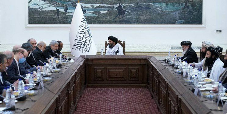 دیدار کاظمی قمی با ملابرادر؛ قدردانی مقام طالبان از میزبانی ایران از پناهجویان افغان
