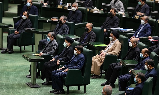 هنوز خیلی از وزرا معاون پارلمانی به مجلس معرفی نکرده اند/ برخی از وزرا مانند وزیر اقتصاد ارتباط خود با مجلس را قطع کرده‌اند/ مجلس با کلیت دولت همراه است اما برخی اگر امروز به مجلس بیایند دیگر رای اعتماد نمی‌گیرند