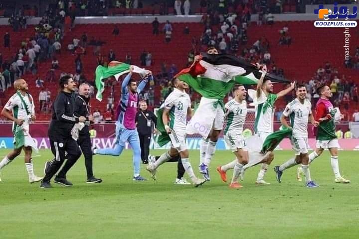 شادی بازیکنان تیم ملی الجزایر با پرچم فلسطین +عکس