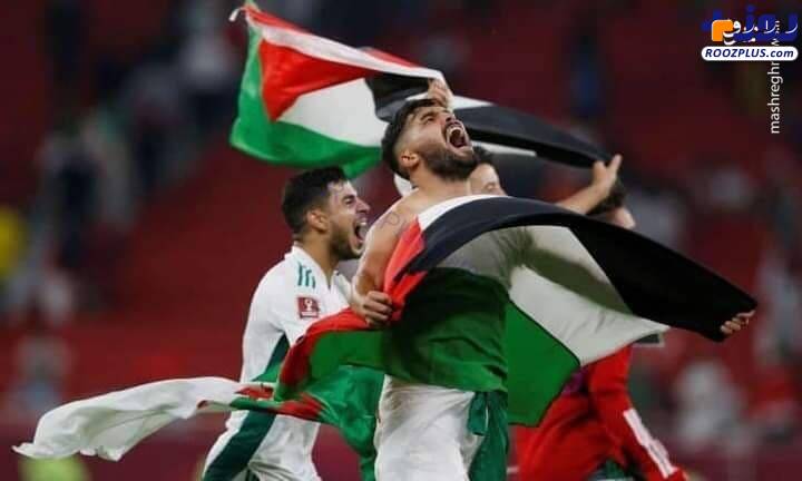 شادی بازیکنان تیم ملی الجزایر با پرچم فلسطین +عکس