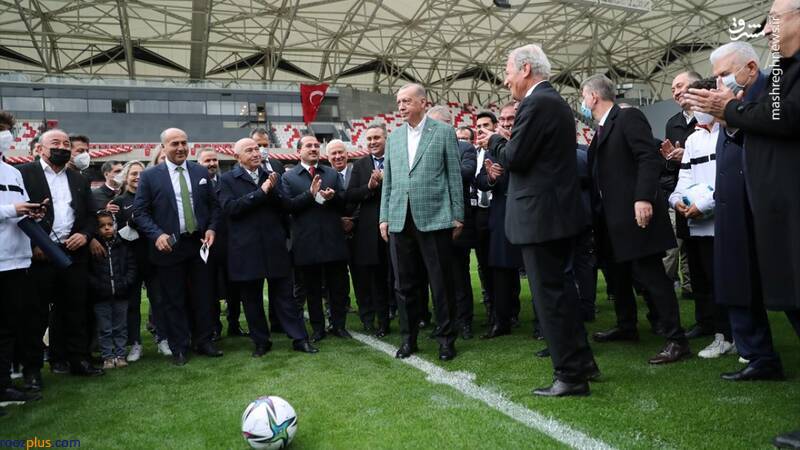 رئیس جمهور ترکیه در حال فوتبال بازی کردن/عکس