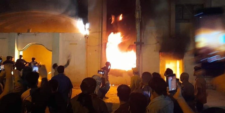 تظاهرات‌های گسترده در سراسر عراق؛ دفاتر جریان انحرافی الصرخی پلمپ شد