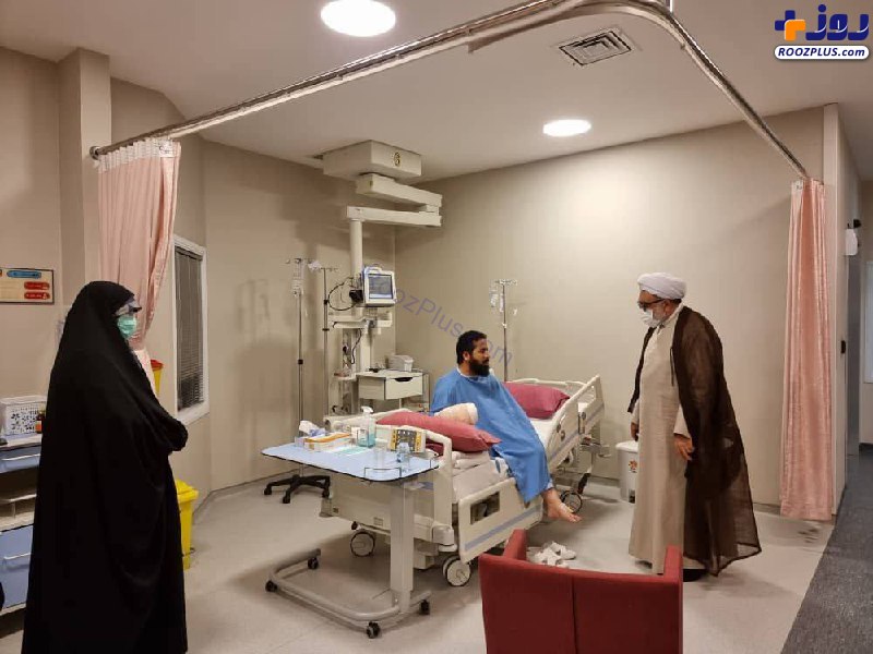 عیادت تولیت آستان قدس رضوی از جانباز حادثه تروریستی حرم رضوی +عکس