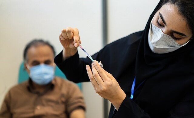 چه کسانی می‌توانند نوبت چهارم واکسن کرونا را تزریق کنند؟