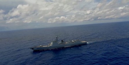صف‌آرایی کشتی‌های جنگی تایوانی و چینی مقابل یکدیگر