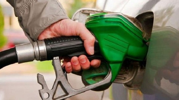 چرا 100 لیتر از سهمیه بنزین کارت‌های سوخت کم شد؟/ کنترل قاچاق بنزین با سیاست غیرقیمتی/ جلوگیری برای تکرار ماجرای ۳ برابر کردن قیمت بنزین