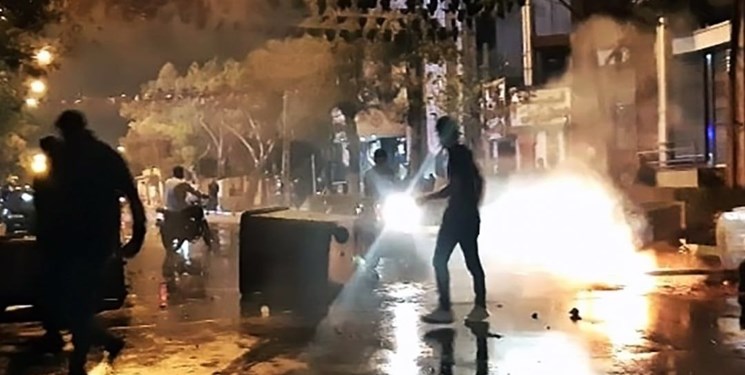اغتشاشگران کنار اتوبان کرج - قزوین سنگ و نخاله ریخته بودند/ یک بسیجی در کمال شهر به شهادت رسید