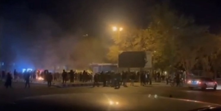 حمله اغتشاشگران به گرمخانه کارتن خواب ها و فروشگاه ها در بوکان