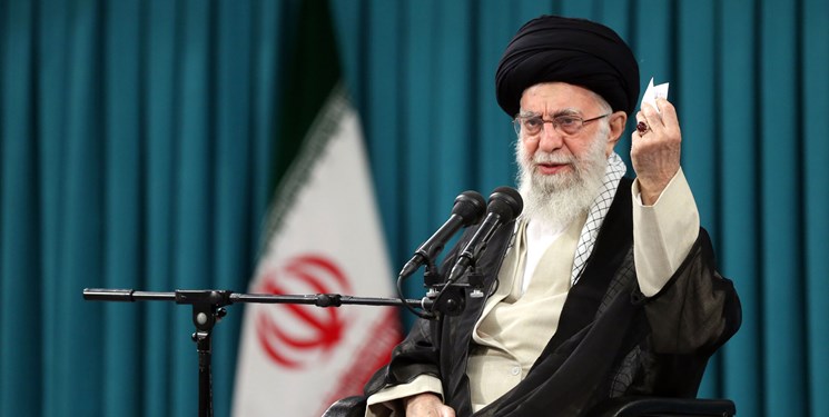 رهبر انقلاب: شهید نخ تسبیح وصل و همدلی اقوام ترک، کرد، لر و فارس در کشور است/ شهیدِ دفاع مقدس جان خود را داد تا دشمن خبیث نتواند وعده خود یعنی رسیدن به تهران و به ذلت کشیدن ملت را عملی کند/ شهیدِ امنیت نیز جان خود را برای امنیت و آسایش مردم فدا می کند