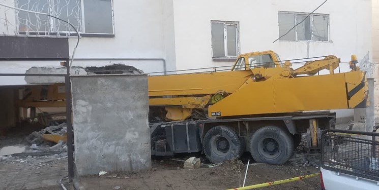 برخورد جرثقیل با ساختمان در پردیس/ دو نفر جان باختند