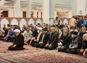 حضور مخبر و وحیدی در نماز جماعت حرم شاهچراغ(ع)