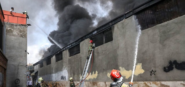 آتش‌سوزی در انبار بزرگ لوازم یدکی موتور در تهران/ انتقال دو مصدوم به بیمارستان