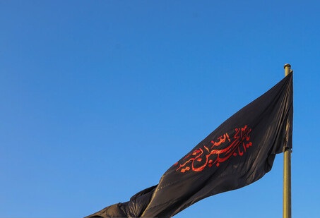 بزرگترین پرچم عزای حسینی کشور در پایتخت برافراشته شد