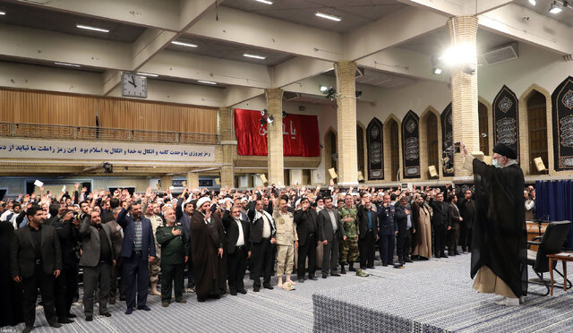 رهبر انقلاب: دنیا در آستانه یک تحول است/ آمریکا گروهی برای بحران‌سازی در کشورها تشکیل داده است