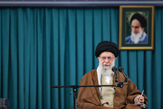آغاز دیدار جمعی از دانش‌آموزان و دانشجویان سراسر کشور با رهبر انقلاب اسلامی