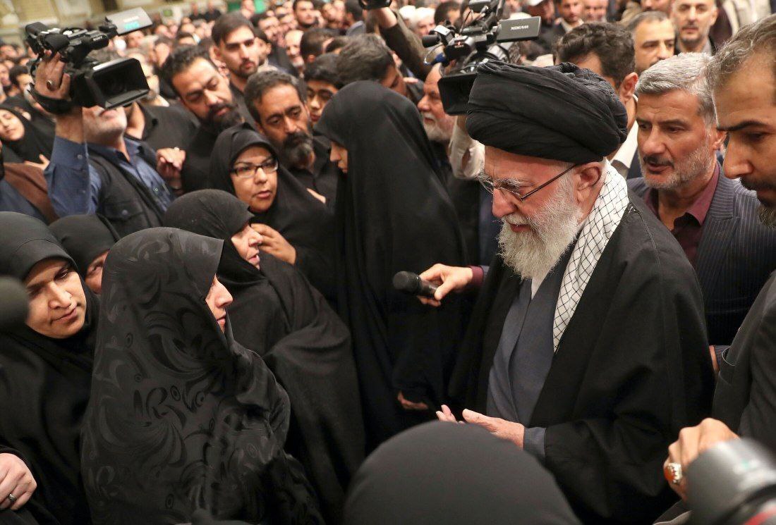 گفت‌وگوی رهبر انقلاب با خانواده شهدای حادثه تروریستی کنسولگری دمشق