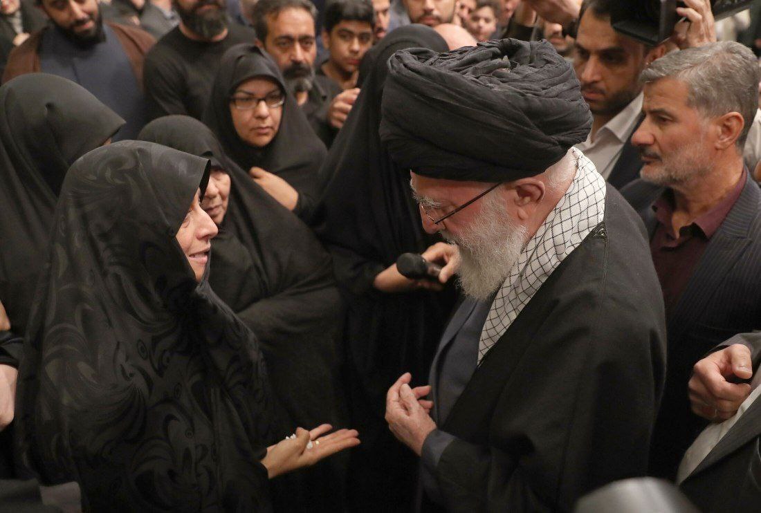 گفت‌وگوی رهبر انقلاب با خانواده شهدای حادثه تروریستی کنسولگری دمشق