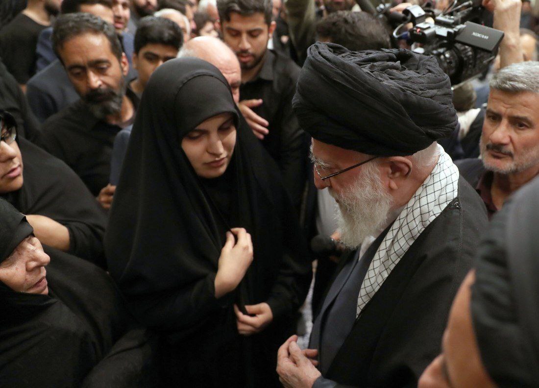 گفت‌وگوی رهبر انقلاب با خانواده شهدای حادثه تروریستی کنسولگری دمشق