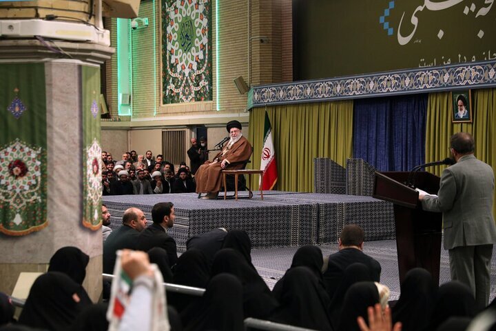مداحان اهل بیت(ع) با رهبر انقلاب دیدار کردند/ طنین مدح حضرت زهرا(س) در حسینیه امام خمینی(ره)