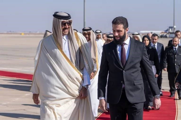 استقبال جولانی از امیر قطر در فرودگاه دمشق استقبال جولانی از امیر قطر در فرودگاه دمشق