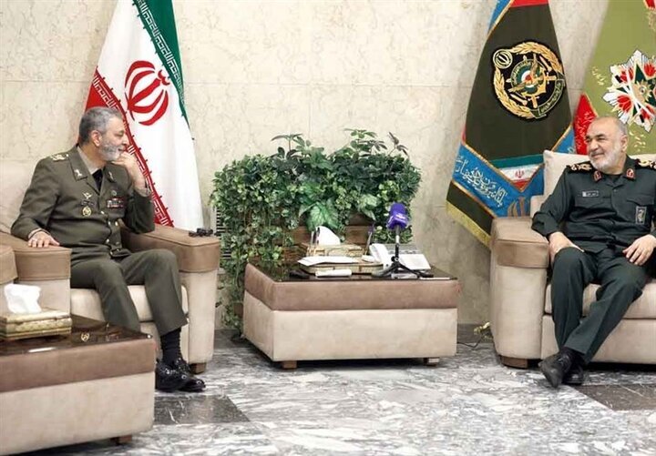 ارتش و سپاه پیشمرگ یکدیگر و سپر گلولههای دشمن هستند/ ارتش و سپاه پیشمرگ یکدیگر و سپر گلولههای دشمن هستند/