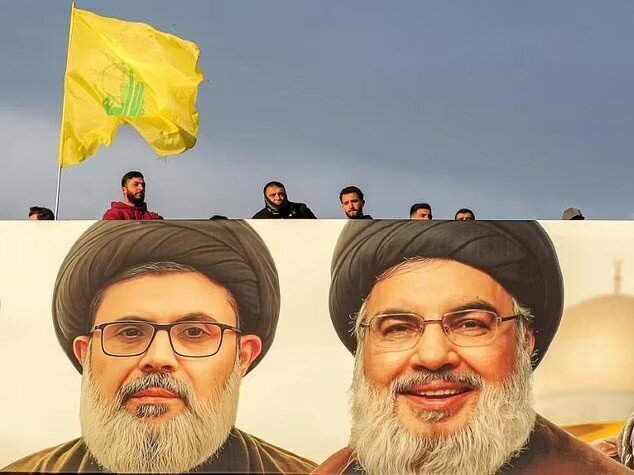 حضور زودهنگام عاشقان سیدحسن نصرالله در محل مراسم تشییع حضور زودهنگام عاشقان سیدحسن نصرالله در محل مراسم تشییع