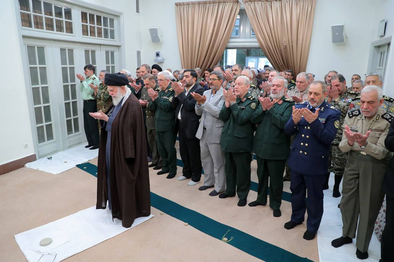 عکس/ اقامه نماز جماعت ظهر و عصر به امامت حضرت آیت‌الله خامنه‌ای