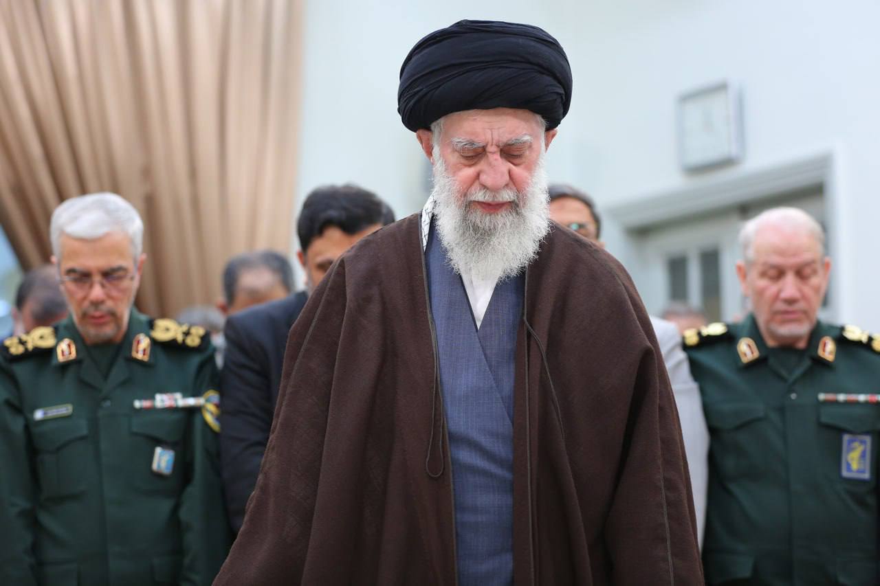 عکس/ اقامه نماز جماعت ظهر و عصر به امامت حضرت آیت‌الله خامنه‌ای