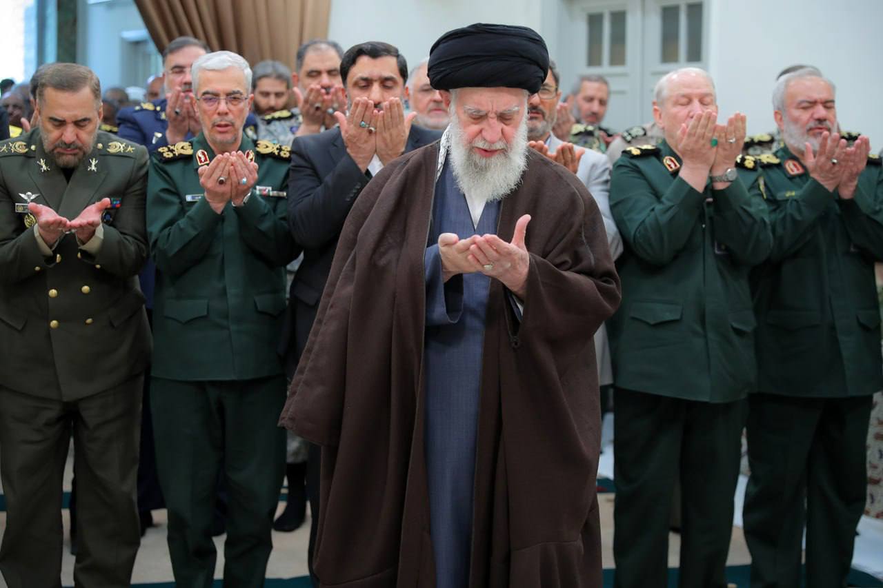 عکس/ اقامه نماز جماعت ظهر و عصر به امامت حضرت آیت‌الله خامنه‌ای