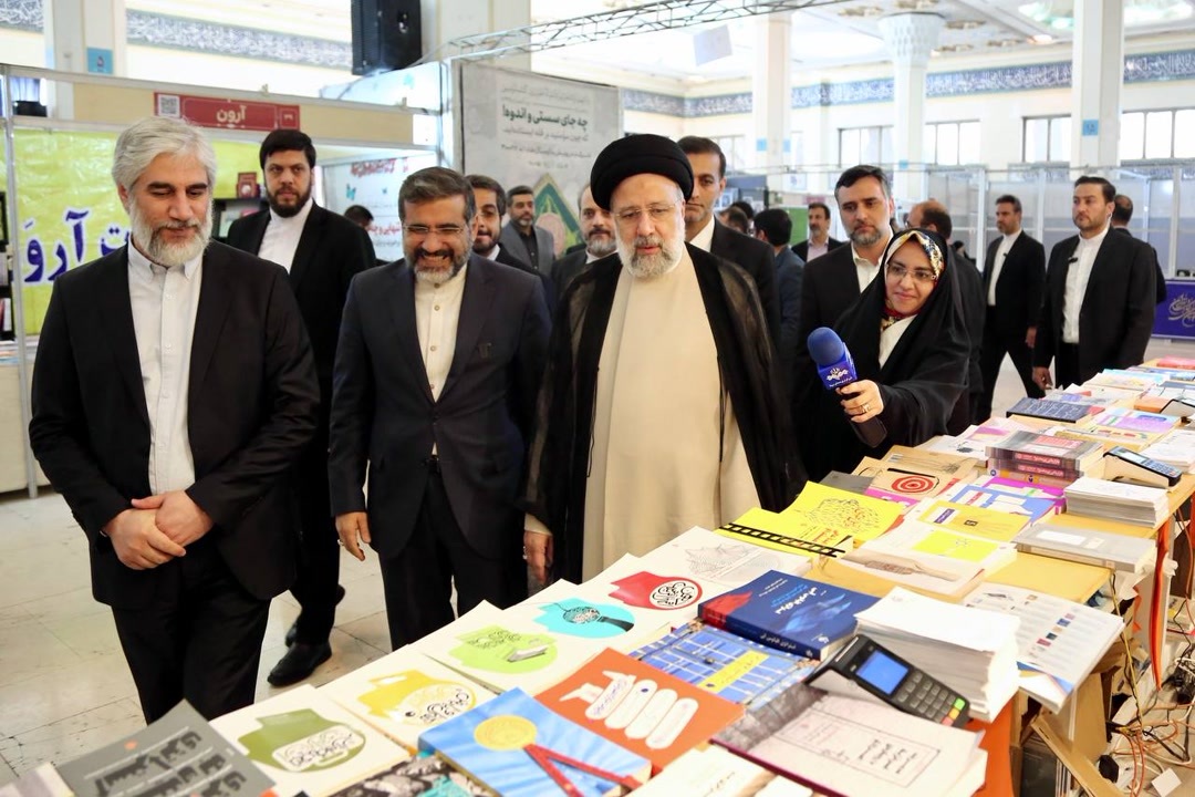 رئیس جمهور از نمایشگاه کتاب بازدید کرد رئیس جمهور از نمایشگاه کتاب بازدید کرد