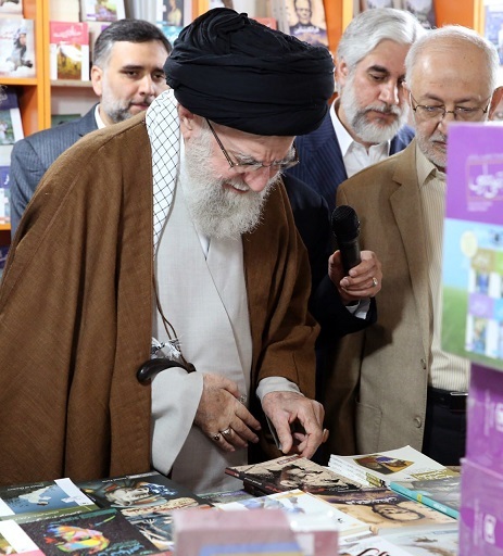 با حضور در مصلای امام خمینی(ره)؛ رهبر انقلاب از سی‌وپنجمین دوره نمایشگاه بین‌المللی کتاب تهران بازدید کردند