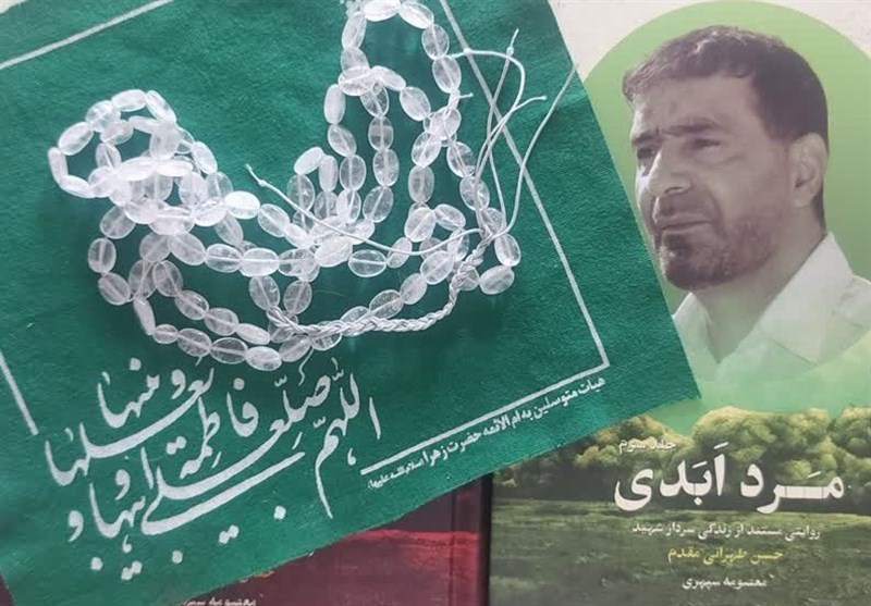 هدیه رهبر انقلاب به نویسنده کتاب «مرد ابدی»