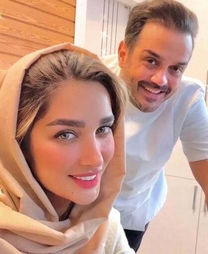 تصویری از آناشید حسینی و همسرش