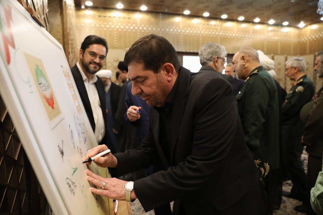 تصاویر امضای یادگاری مخبر و محمدی گلپایگانی در افتتاحیه مجلس