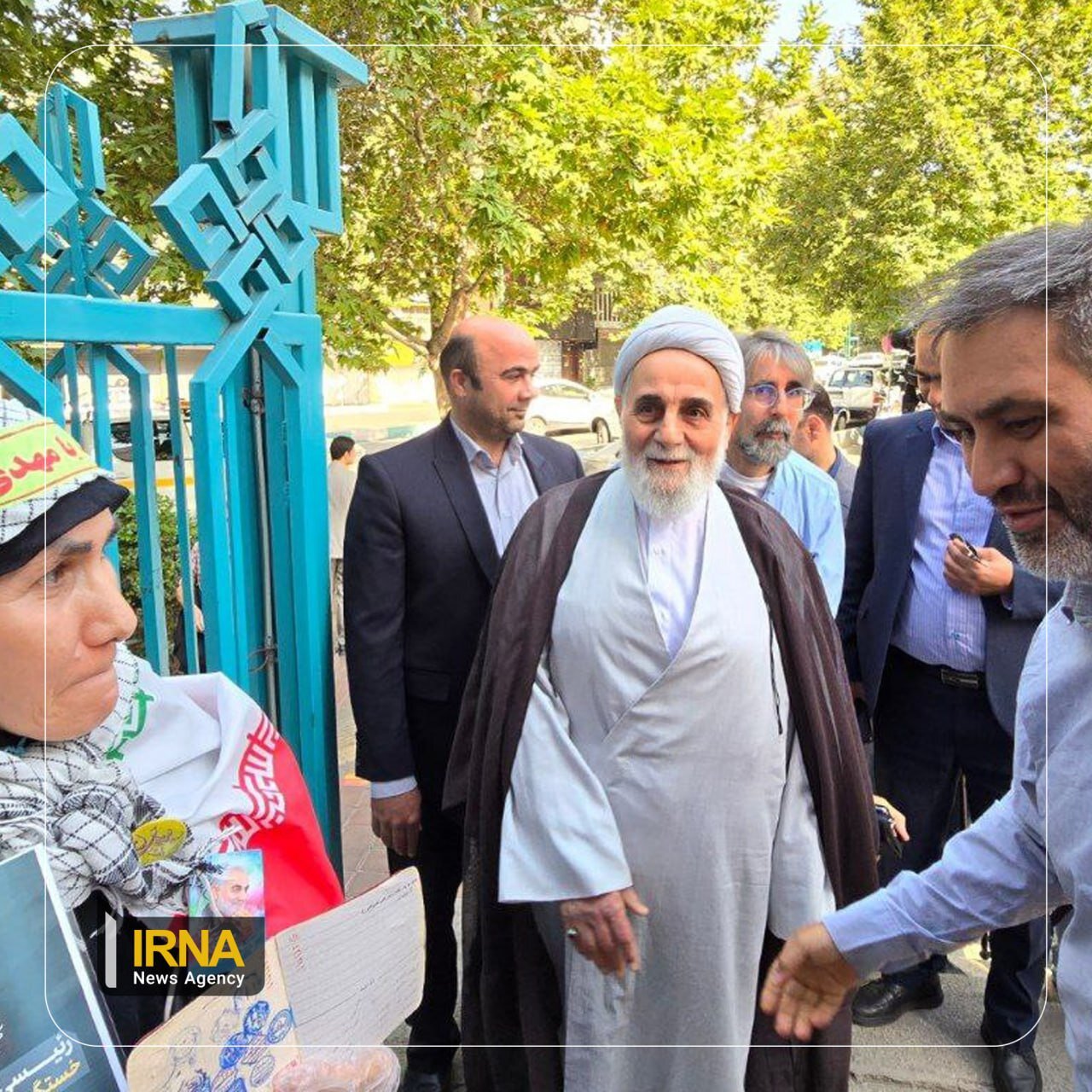 عکسی از حضور ناطق نوری در حسینیه ارشاد برای رأی دادن در انتخابات ریاست جمهوری