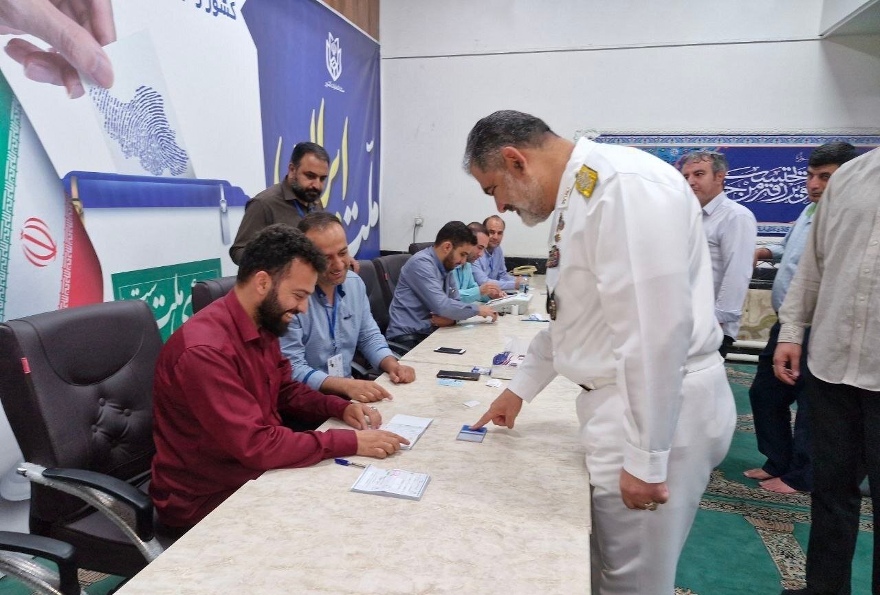 عکس فرمانده بلندپایه ارتش با پوشش متفاوت درحال رأی دادن /آملی لاریجانی و دریادار ایرانی هم پای صندوق رفتند /مخبر بازدید کرد و رأی داد