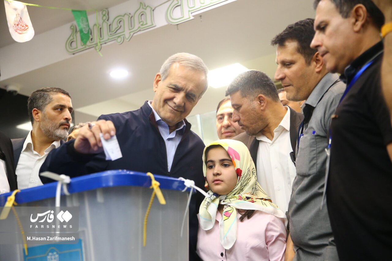 عکسی از دختر و نوه مسعود پزشکیان در پای صندوق رأی